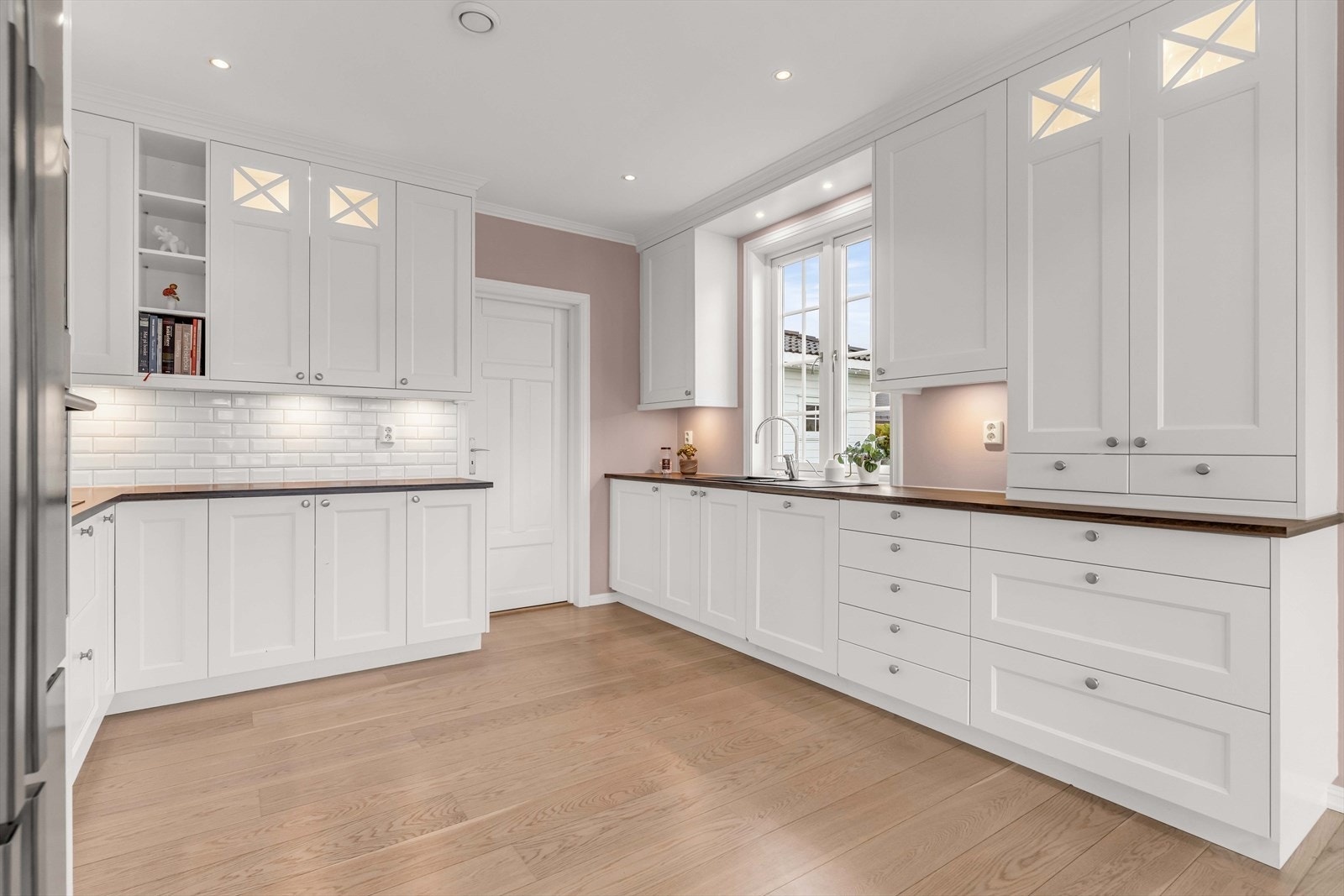 Kjøkkenet har rikelig med skap- og benkeplass, som gir gode oppbevaringsmuligheter og en praktisk arbeidsflate. Galleribilde