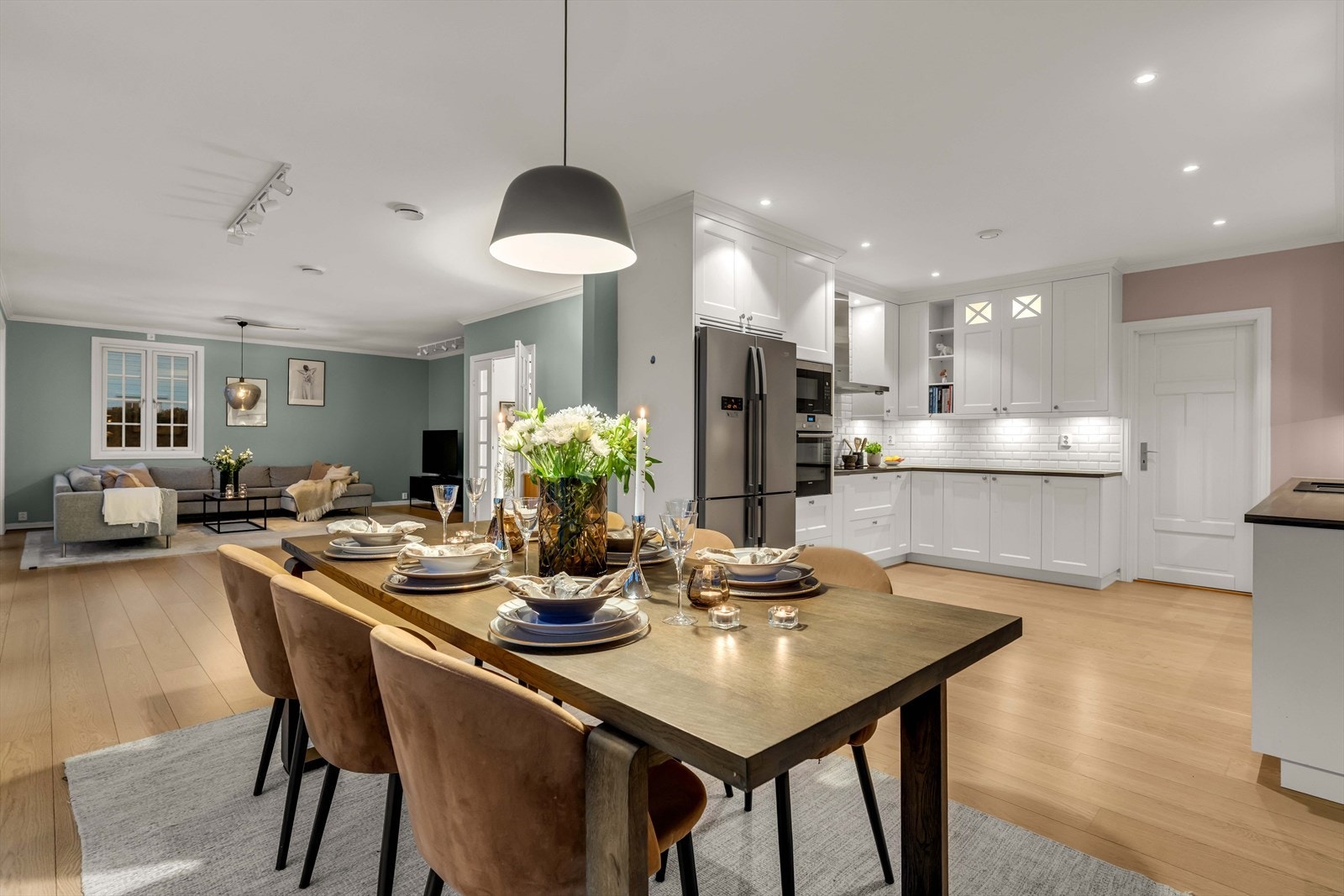 Downlights i himlingen gir en jevn og behagelig belysning som fremhever rommets moderne preg. Galleribilde