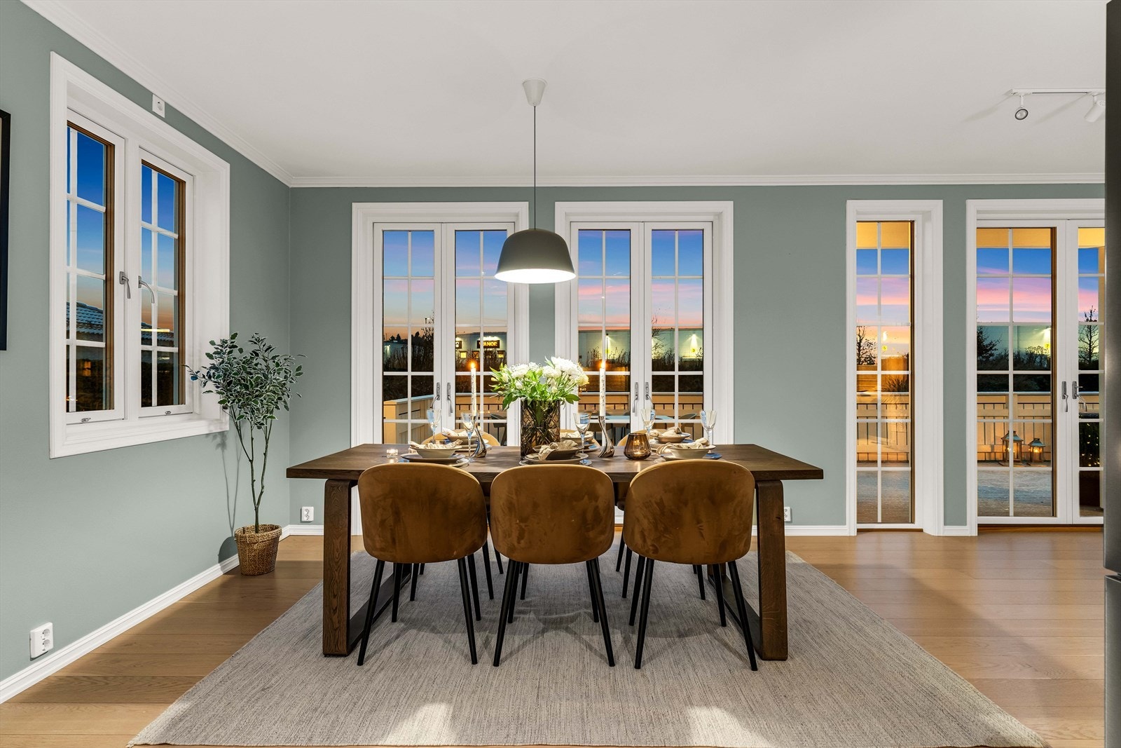 Plass til spisebord i tilknytning til stuen gjør det enkelt å arrangere måltider. Galleribilde