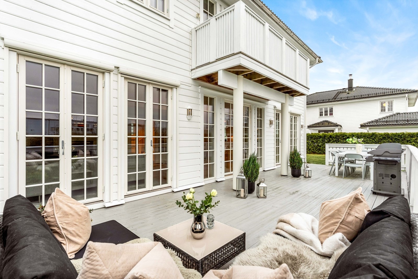 Terrassen på hele 47 kvm gir rikelig med plass til både sittegrupper, spiseområde og loungemøbler. Galleribilde