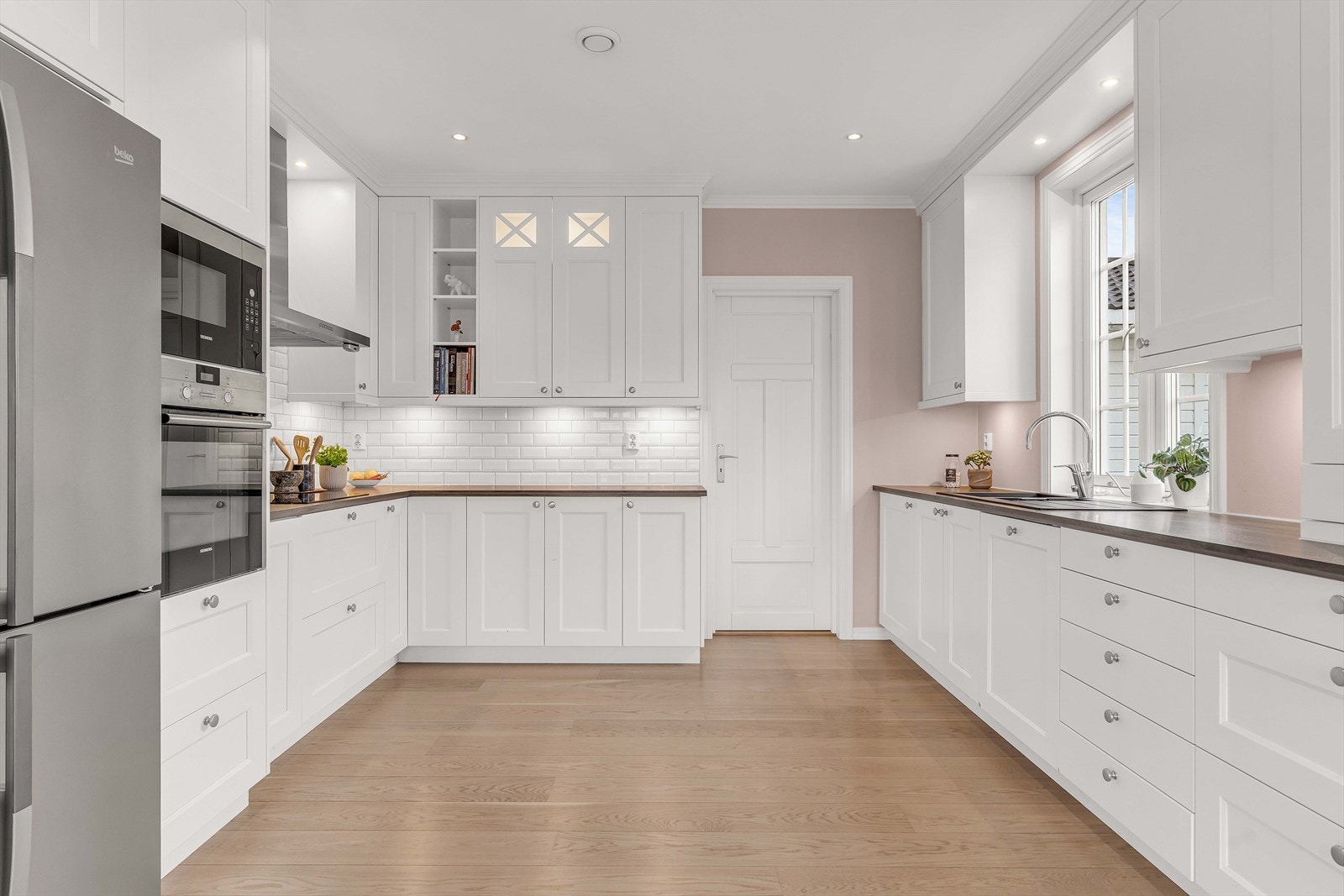 Kjøkkenet har integrert platetopp, komfyr og oppvaskmaskin. Videre har man adkomst til en praktisk bod vis a vis kjøkkenet. Galleribilde