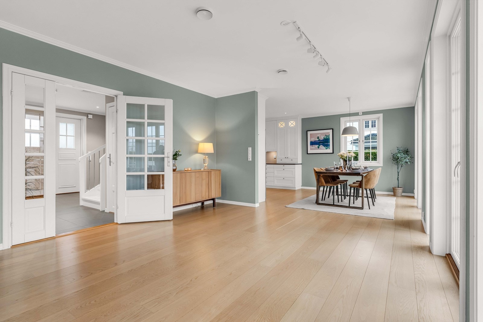 Direkte forbindelse til kjøkkenet gir en naturlig spiseplass med utsikt. Galleribilde