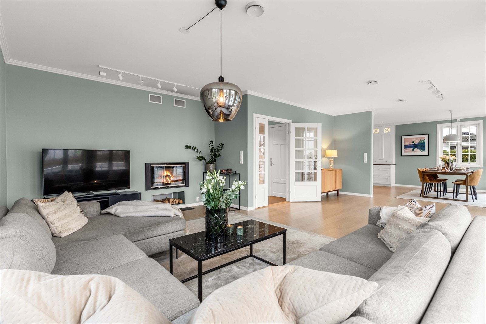 God plass til å møblere i flere soner, slik at du enkelt kan skape både koselige sittegrupper og funksjonelle spiseområder. Galleribilde