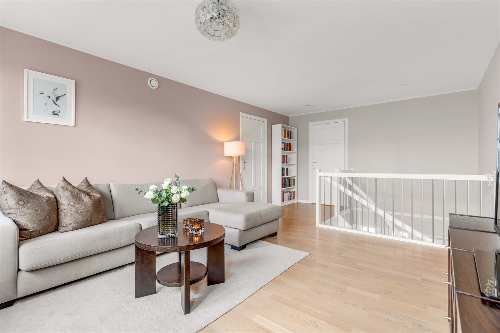 Romslig stue med god plass til sofagruppe og annet ønskelig møblement. Galleribilde