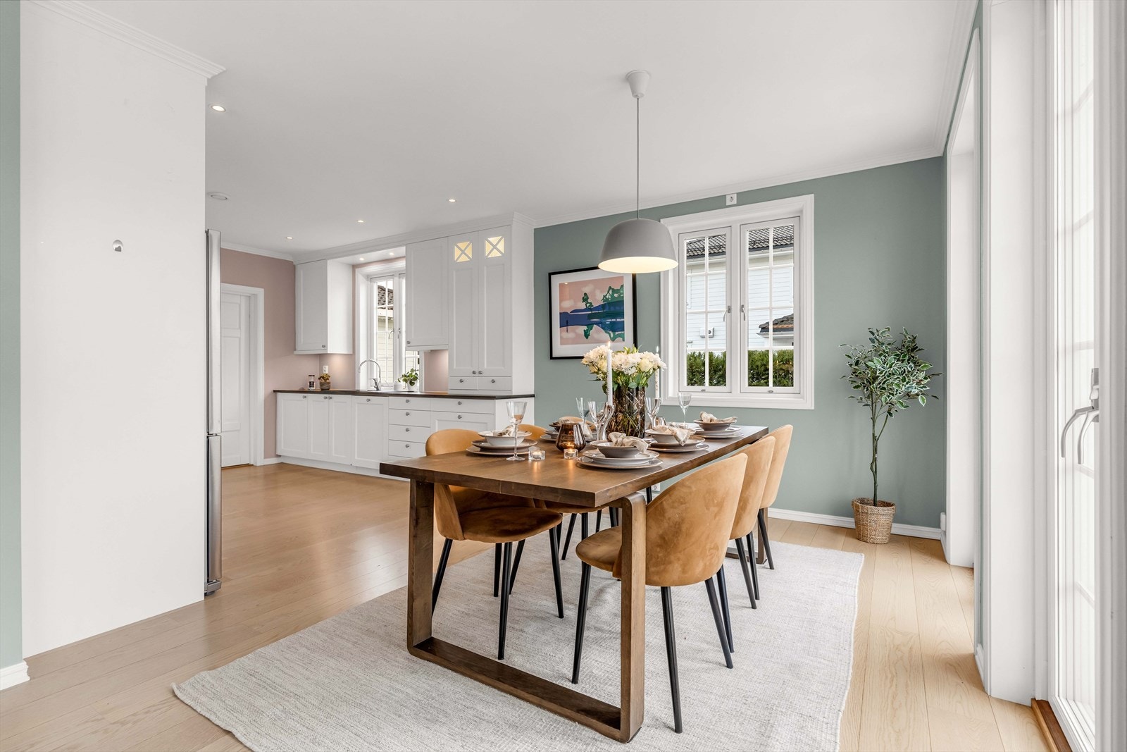 Spiseplassen har utgang til terrasse, som gir enkel tilgang til uteområdet i sommerhalvåret. Galleribilde