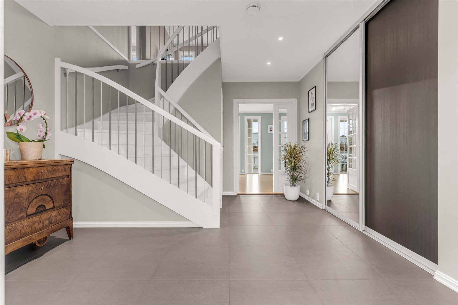 Velkommen inn i en lys og trivelig entré, utstyrt med praktisk skyvedørsgarderobe som gir god oppbevaringsplass. Galleribilde