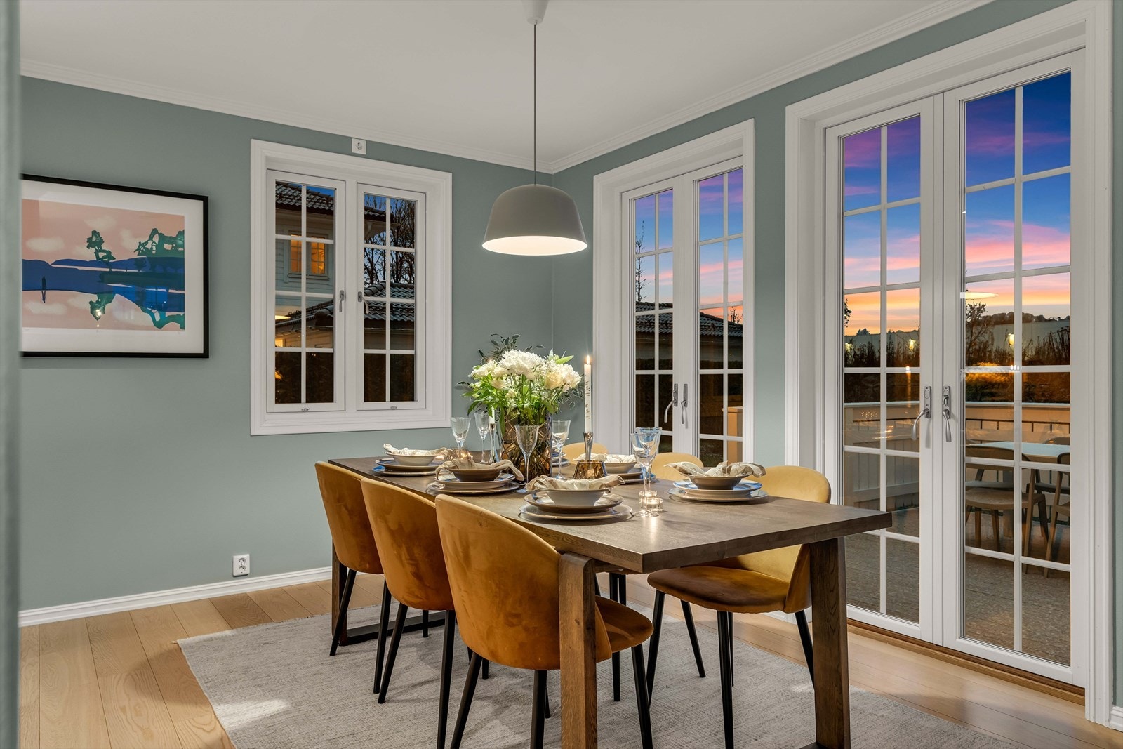 Stuen er romslig og gir gode muligheter for å arrangere store selskap, med plass til flere bord og sittegrupper. Galleribilde