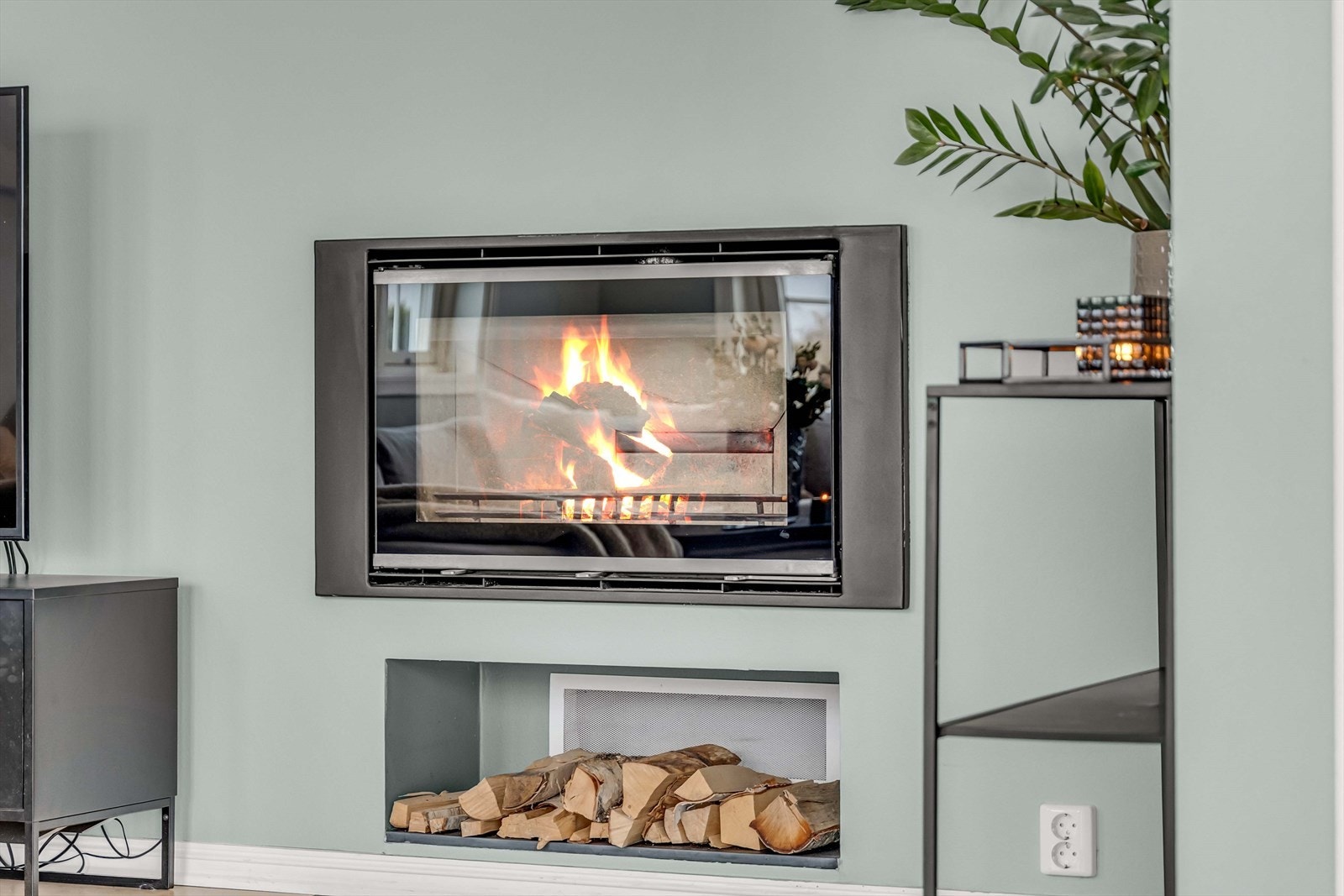 Vedovnen i stuen gir en lun og behagelig varme som skaper en koselig atmosfære i oppholdsrommet. Galleribilde