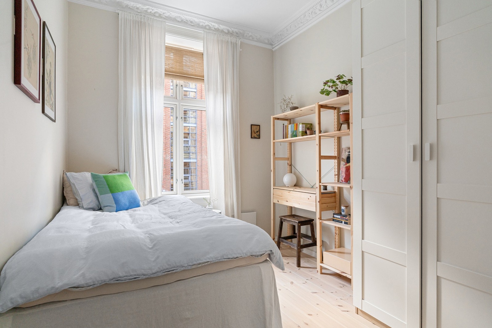 Soverom 2 har også god plass og egner seg godt som gjesterom, barnerom eller kontor, evt. en kombinasjon. Galleribilde