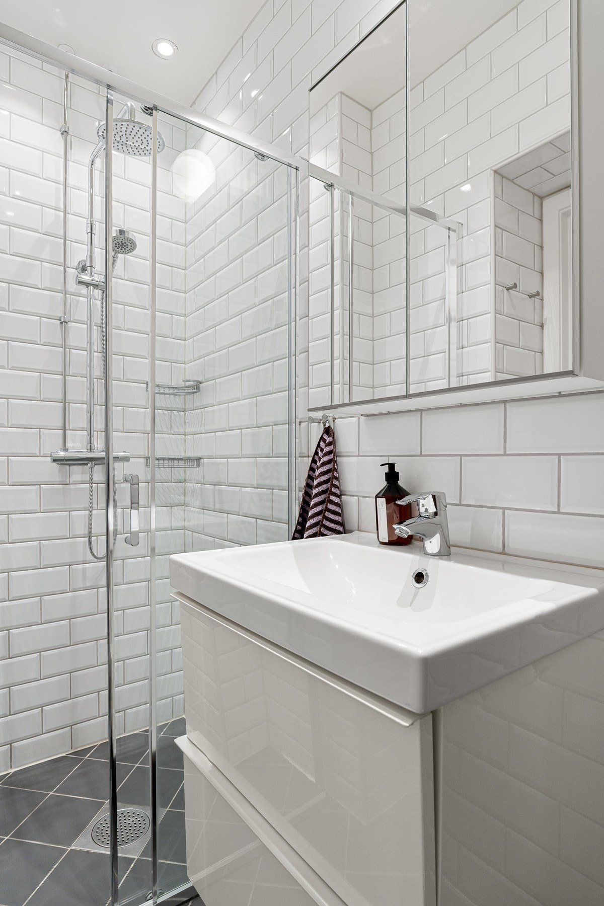 Baderommet ble oppusset i 2011 med en delikat og tidløs utførelse. Ny glassvegg til dusjsone og speilskap i 2023. Galleribilde