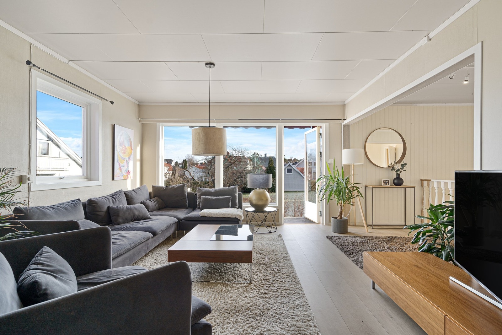 Rommet har en praktisk utforming som gir gode møbleringsmuligheter og plass til både sofagruppe, TV-møblement og spisebord om ønskelig Galleribilde