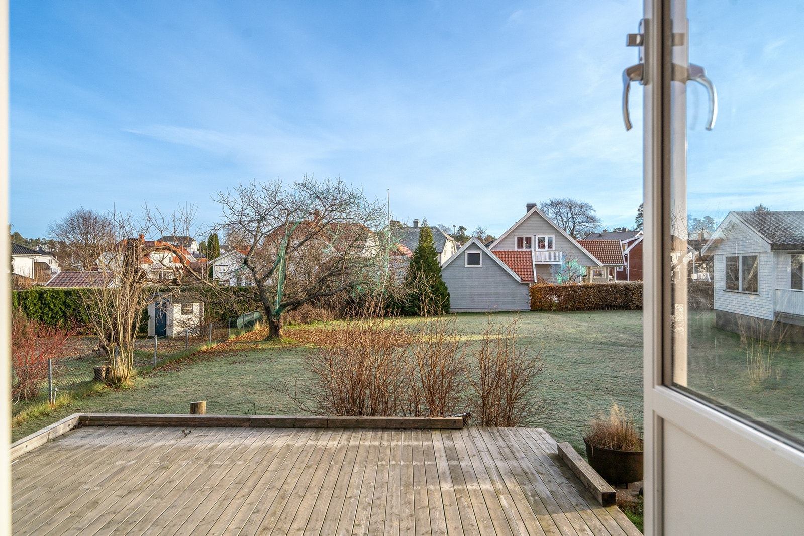 ra oppholdsrommet er det utgang til terrasse fra første etasje og balkong i andre etasje, begge med plass til utemøbler og hyggelige soner for avslapning. Galleribilde