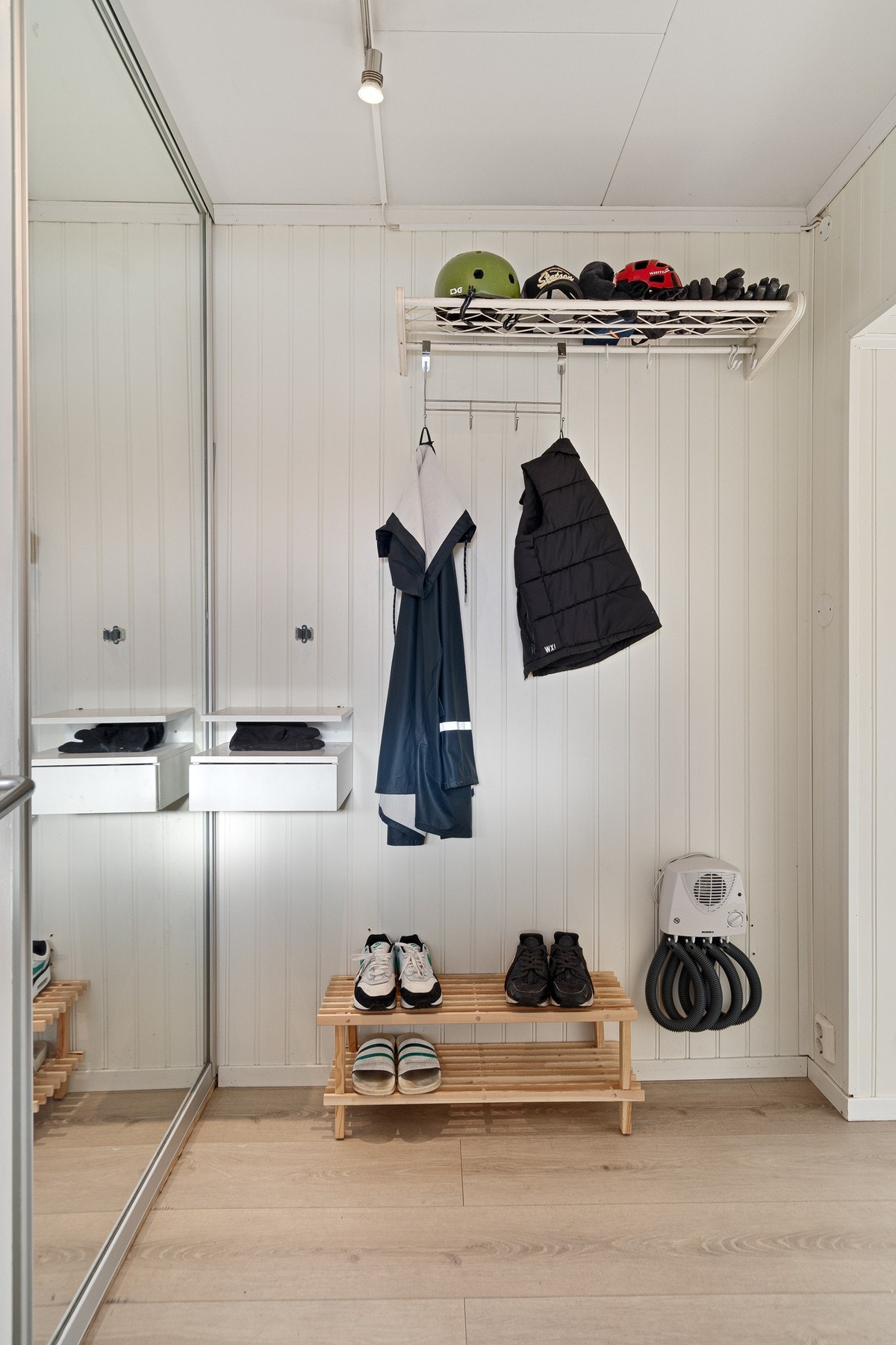 Boligen ønskes velkommen med en praktisk entré med plass til oppbevaring av yttertøy og sko Galleribilde