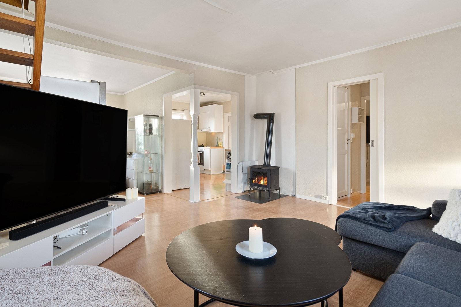 Lys og fin stue i 2.etasje etasje med peisovn Galleribilde