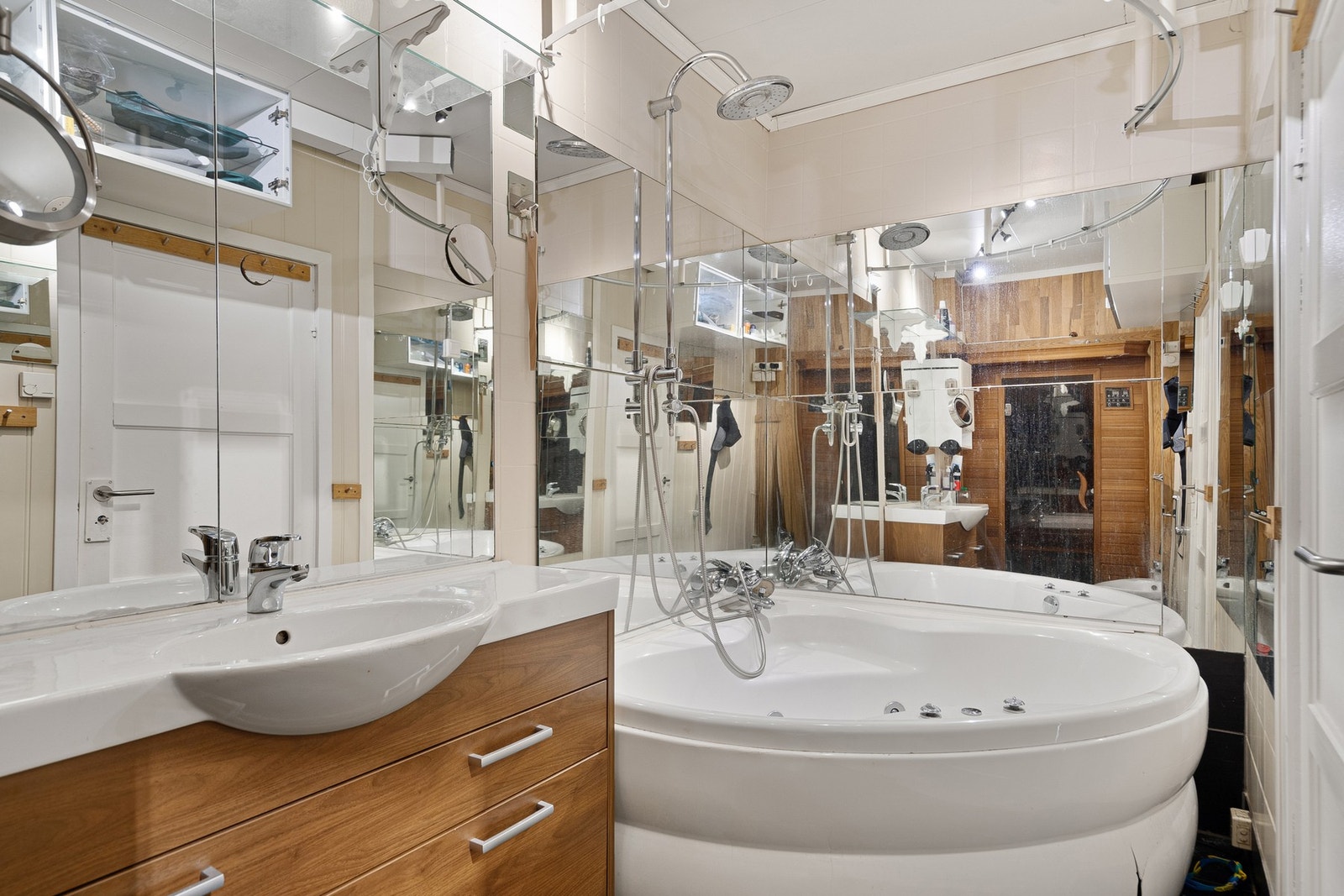 Begge baderom fremstår funksjonelt og pent, med tidløse materialvalg. Galleribilde