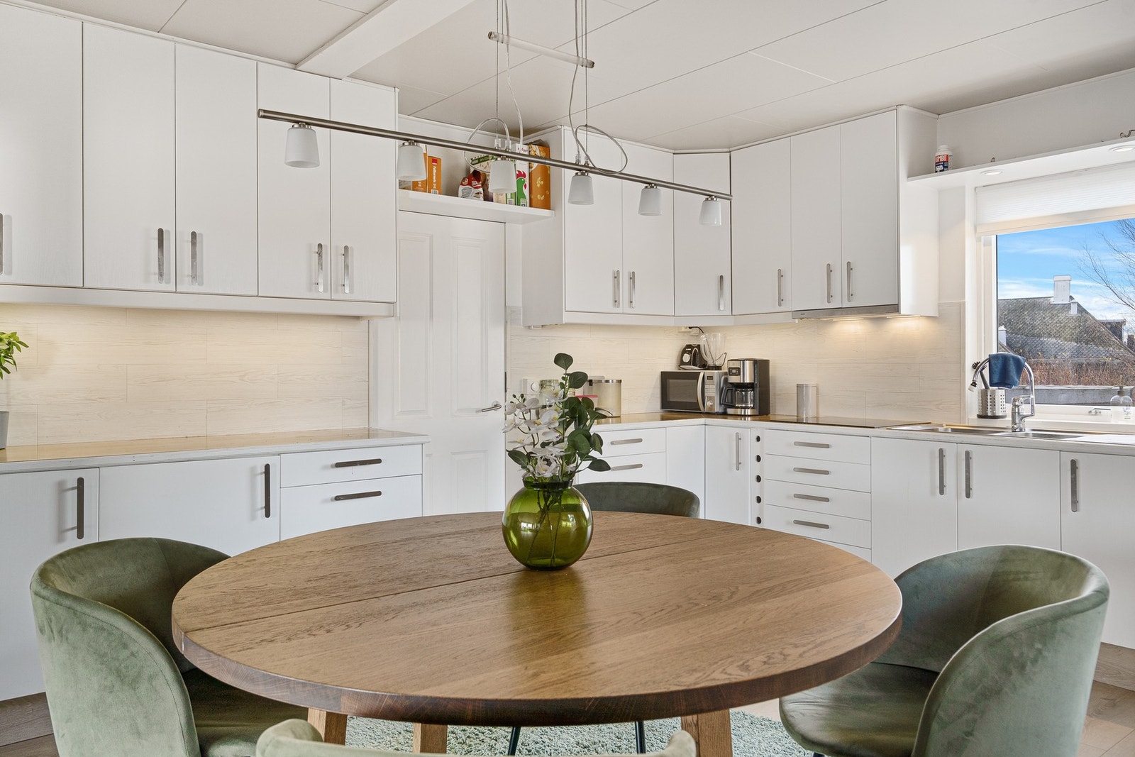 Utformingen gir en effektiv arbeidssone og legger til rette for både hverdagsmatlaging og sosiale sammenkomster. Galleribilde