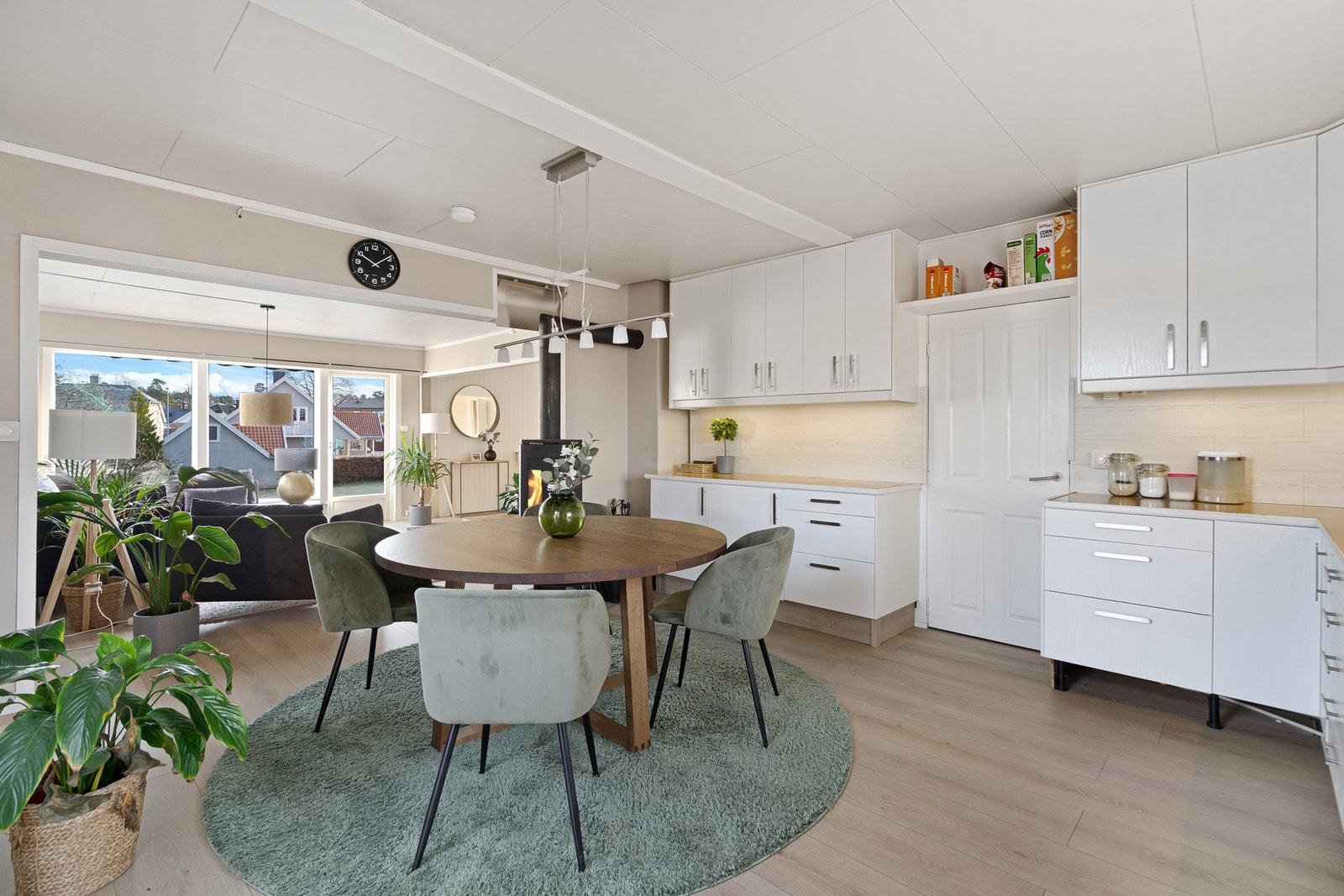 Begge kjøkken har en praktisk løsning med gode arbeidsflater og rikelig skapplass. Galleribilde