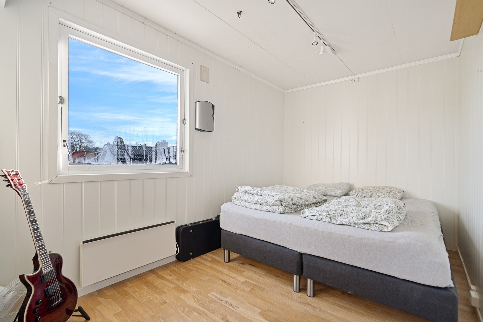 Soverommene har god plass til seng og øvrig møblement. Galleribilde