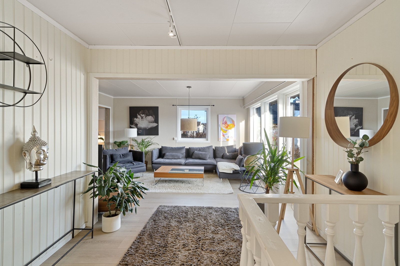 Stuene oppleves som lys og trivelig, med gode vindusflater som slipper inn rikelig med dagslys. Galleribilde