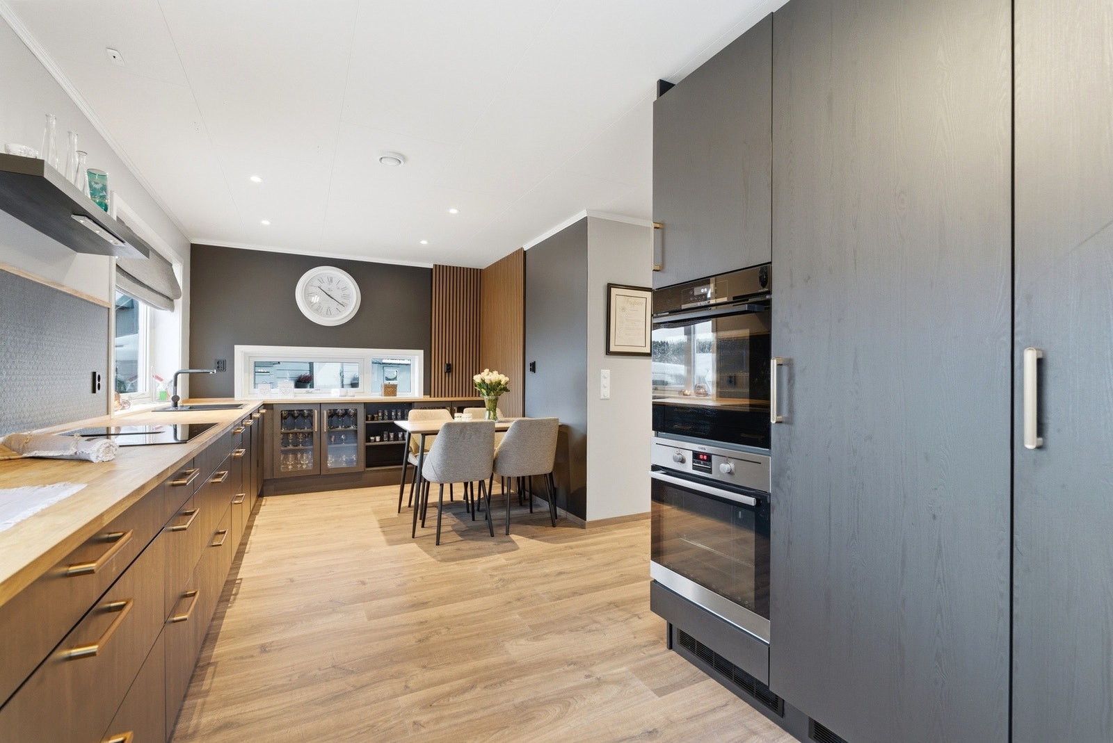 Kjøkkenet har integrerte hvitevarer. Galleribilde