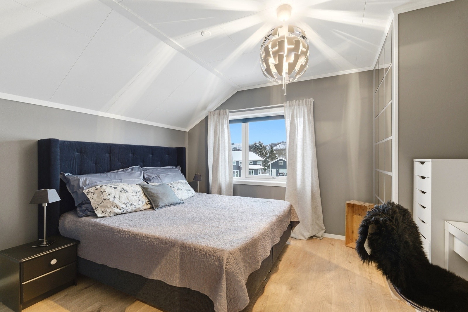 Hovedsoverommet er av god størrelse med plass til dobbeltseng. Galleribilde