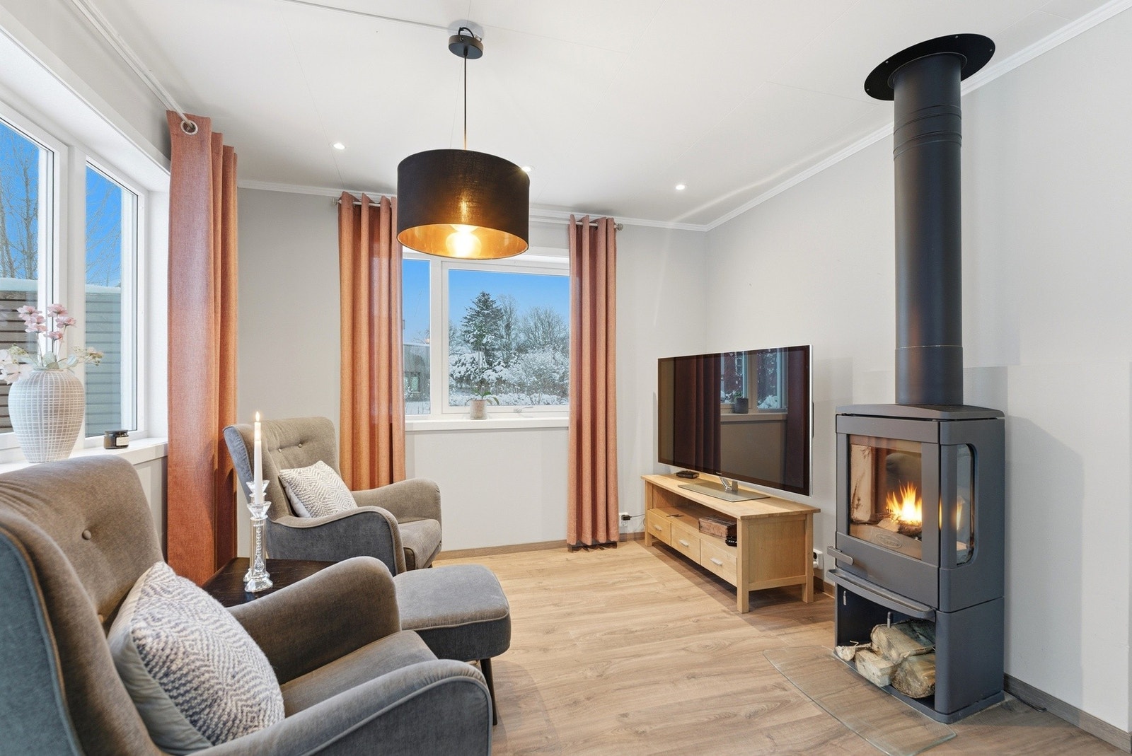 Vedovn er montert for ekstra kos og varme gjennom vinteren. Galleribilde