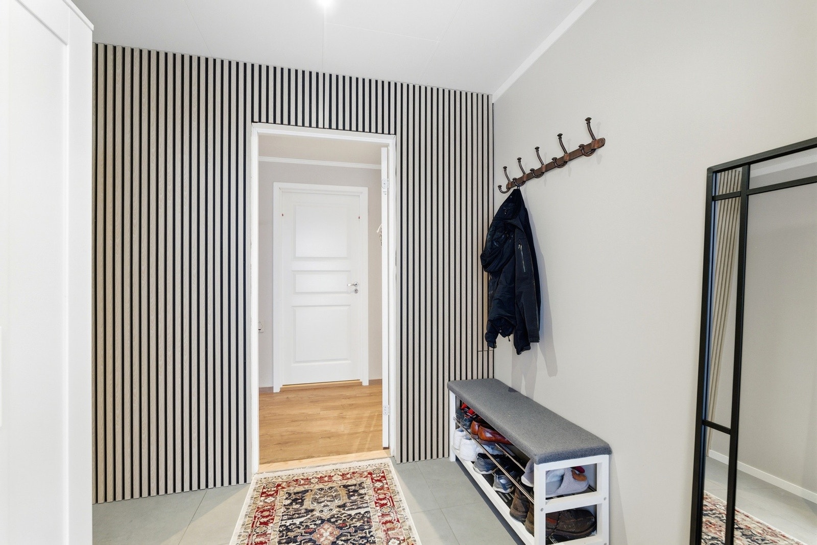 Romslig og innbydende entre med god plass til oppheng og å sette fra seg skotøy. Galleribilde