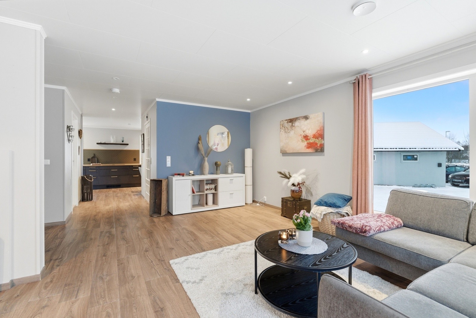 Spotter i taket, samt lyspunkt i tak sikrer god belysning. Galleribilde