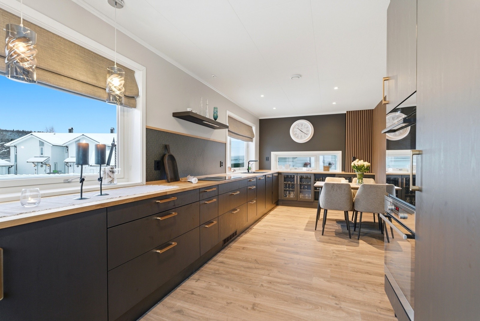 Kjøkkenet ble pusset opp i 2024. Rikelig utbygd med underskap og høyskap. Galleribilde