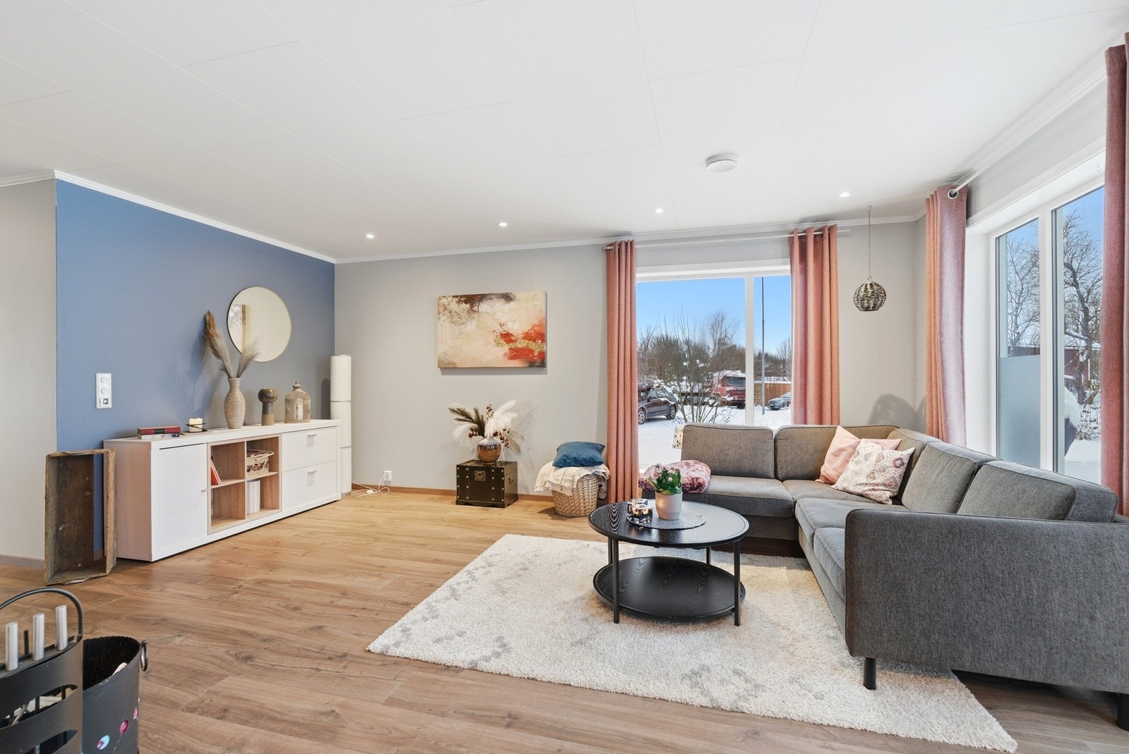 Stuen er romslig med en praktisk utforming. Dett gir gode muligheter for møblering i naturlige soner. Galleribilde