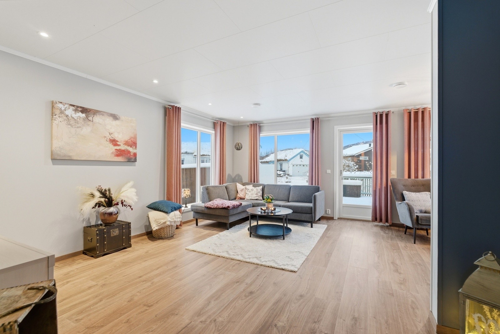 Videre inn møter du boligens hjerterom - nemlig stuen. Galleribilde