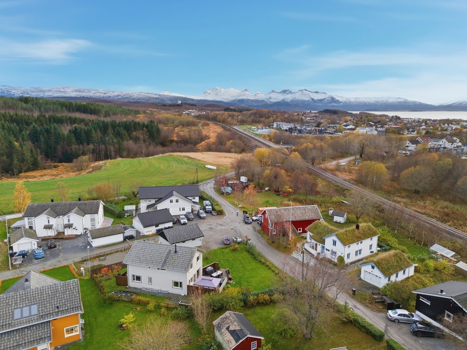 Boligen fordeler seg over 2 plan og er godt ivaretatt med flere oppgraderinger siden byggeår i 2014. Galleribilde