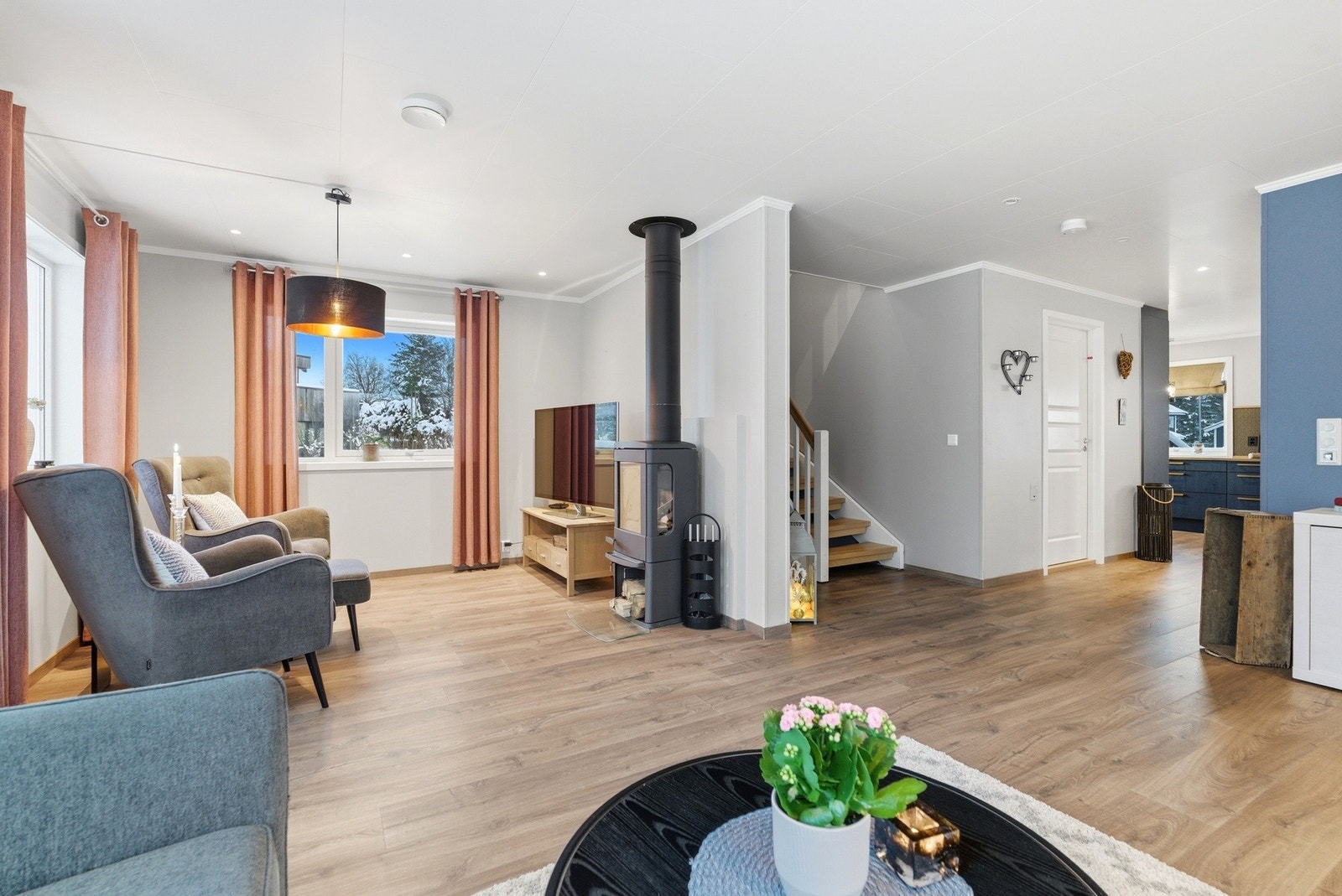 Gulvet består av en tidsriktig 1-stavs laminat, samt varme i gulvet. Galleribilde