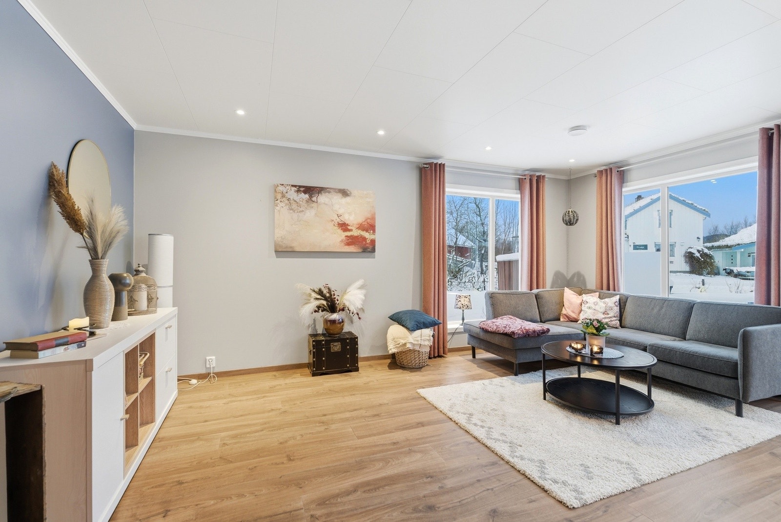 Stuen er luftig og lys med store, fine vindusflater som slipper inn rikelig med naturlig sollys. Galleribilde