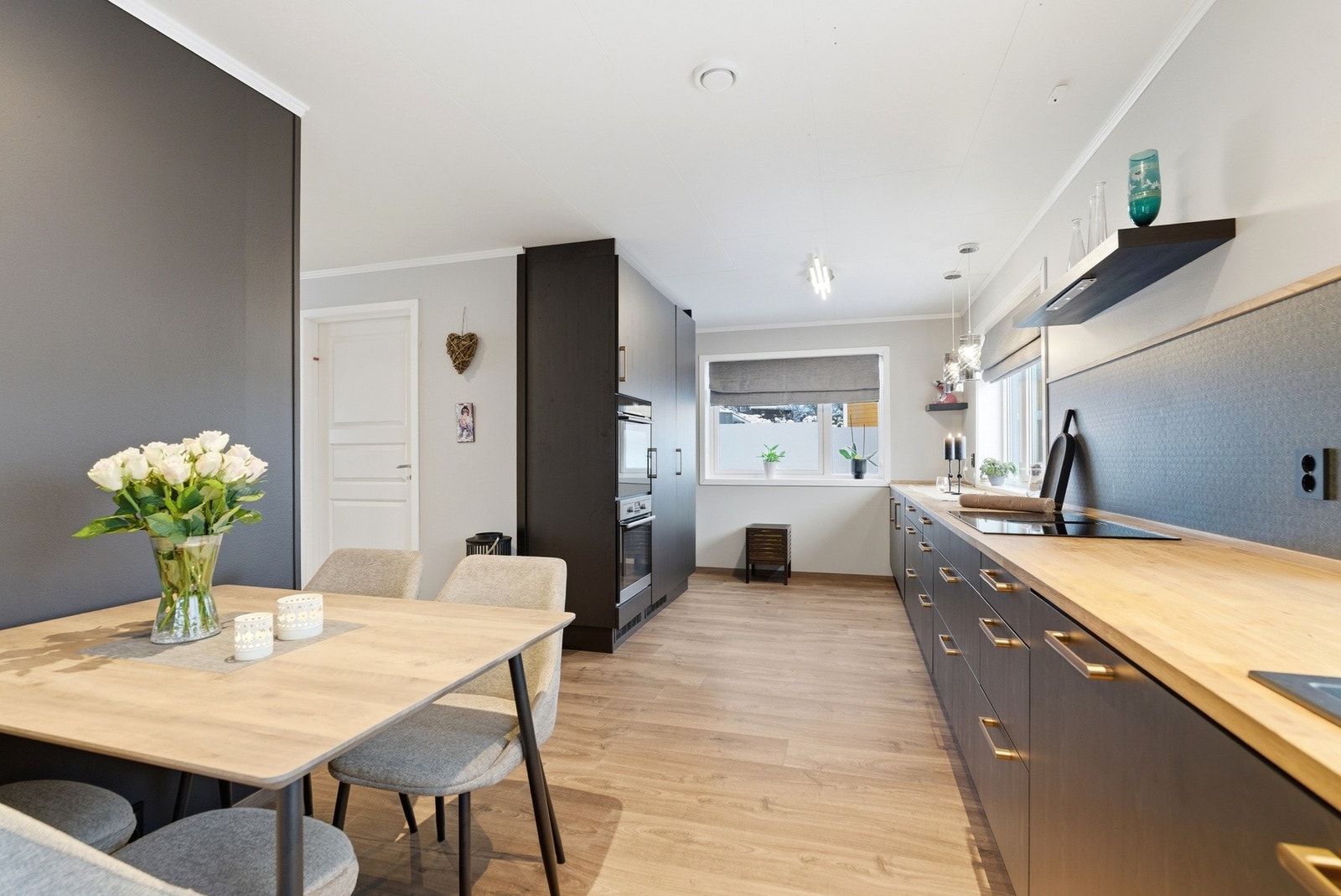 Her kan du nyte et svært romslig kjøkken som gir deg massevis av lagrings- og arbeidsplass. Galleribilde