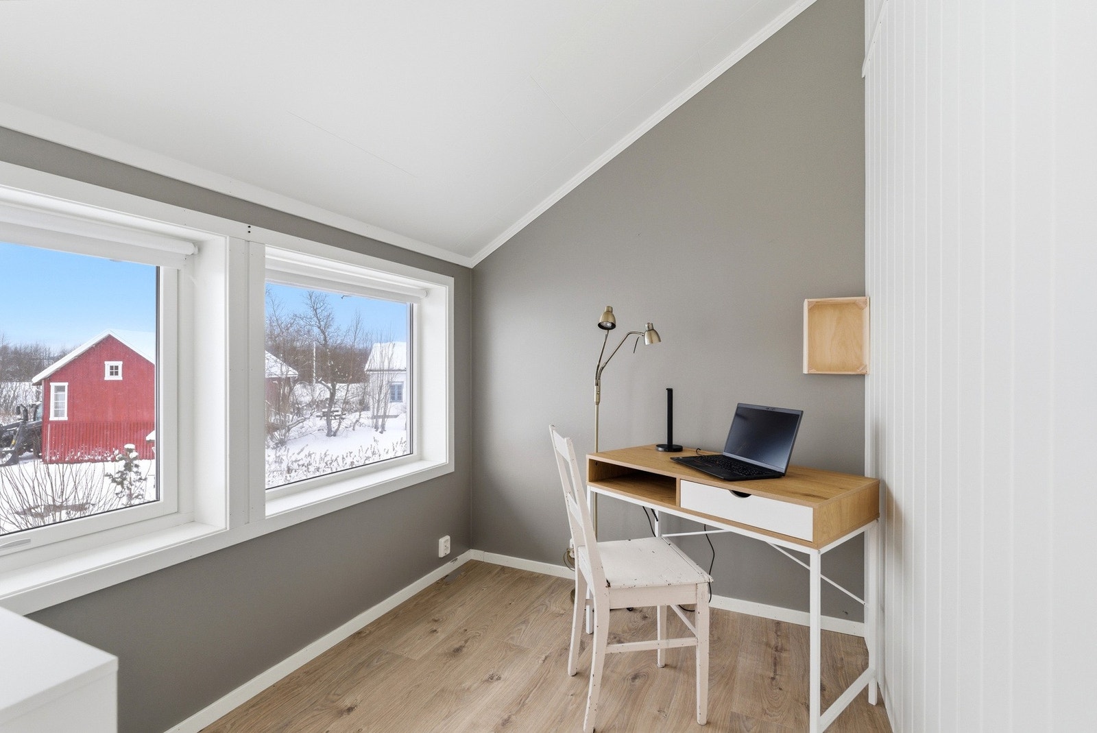 Det er satt opp lettvegger for å lage et ekstra rom som har blitt benyttet som kontor. Galleribilde