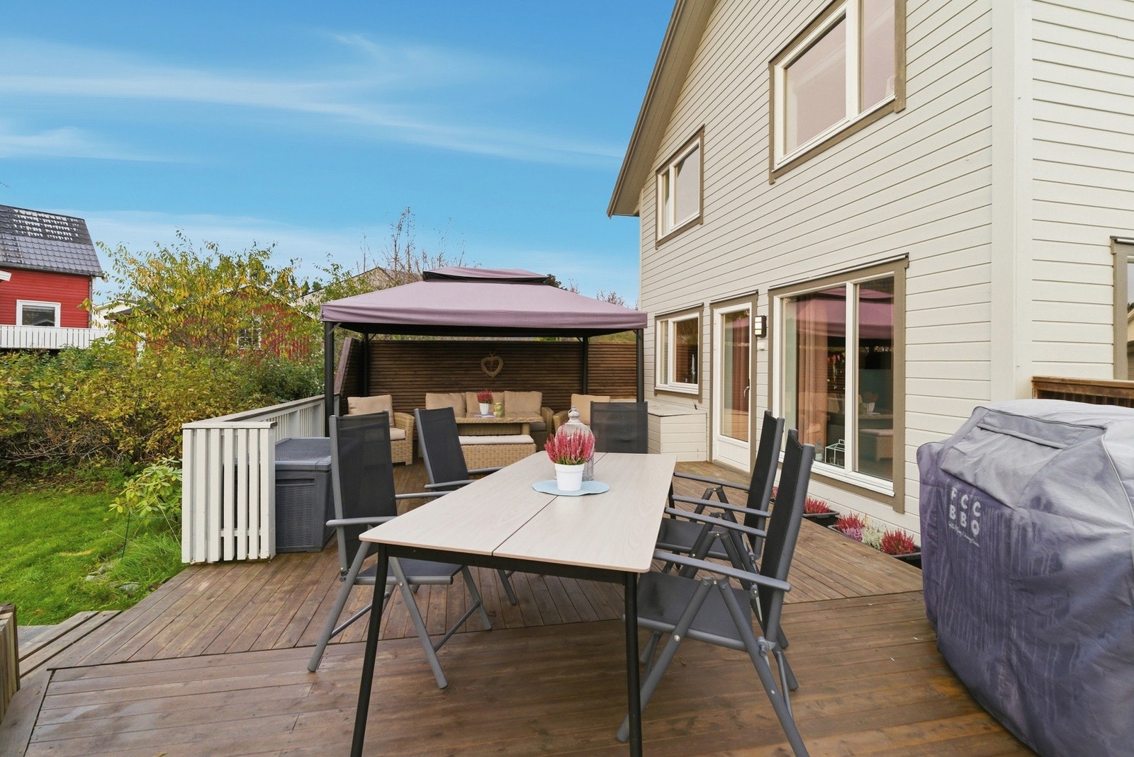 Boligen har fine utarealer med to fine platter på hver sin kort side av huset. Dette er den største som er vendt mot nord-vest. Galleribilde