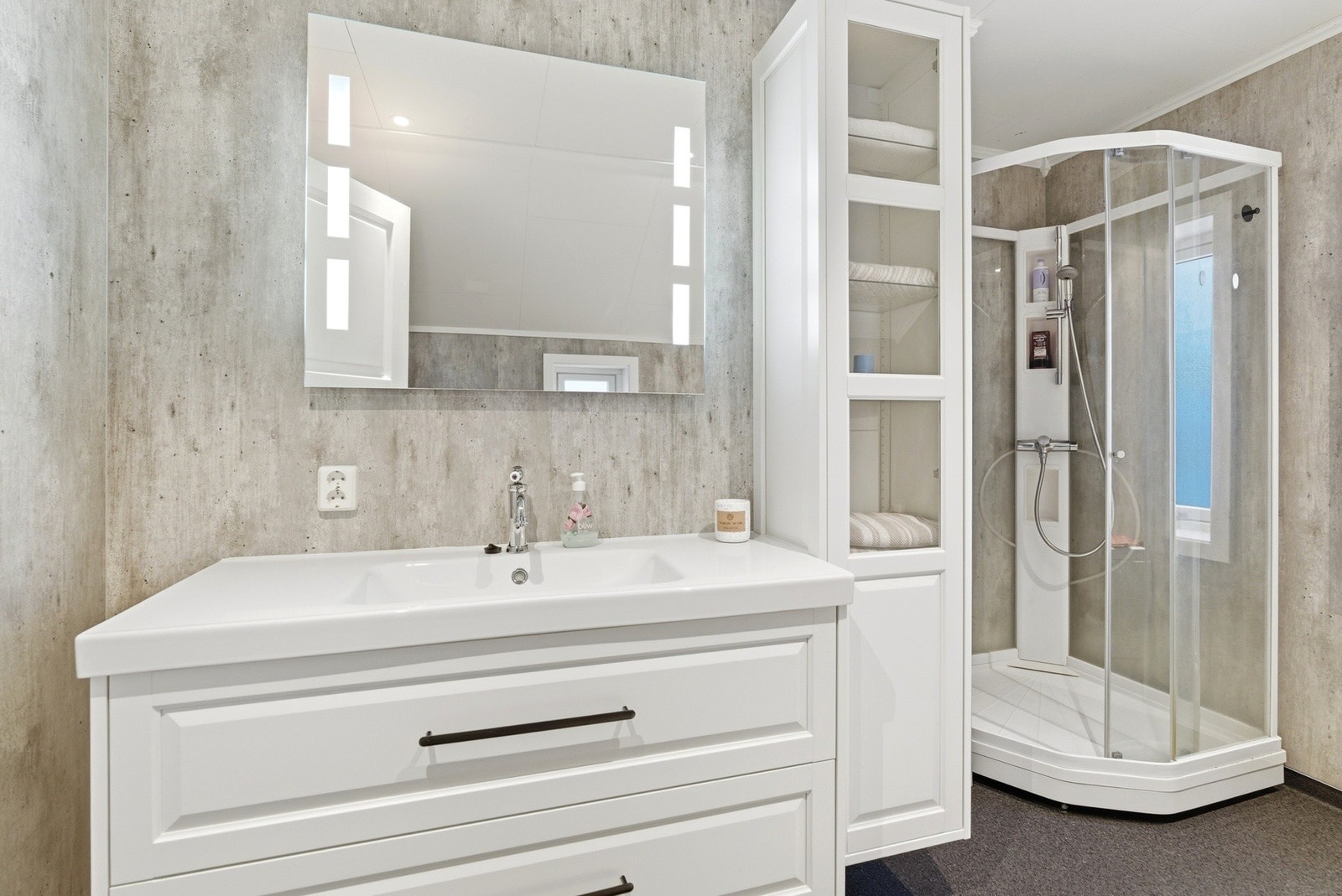 Tidløs og stilren baderomsinnredning. Galleribilde