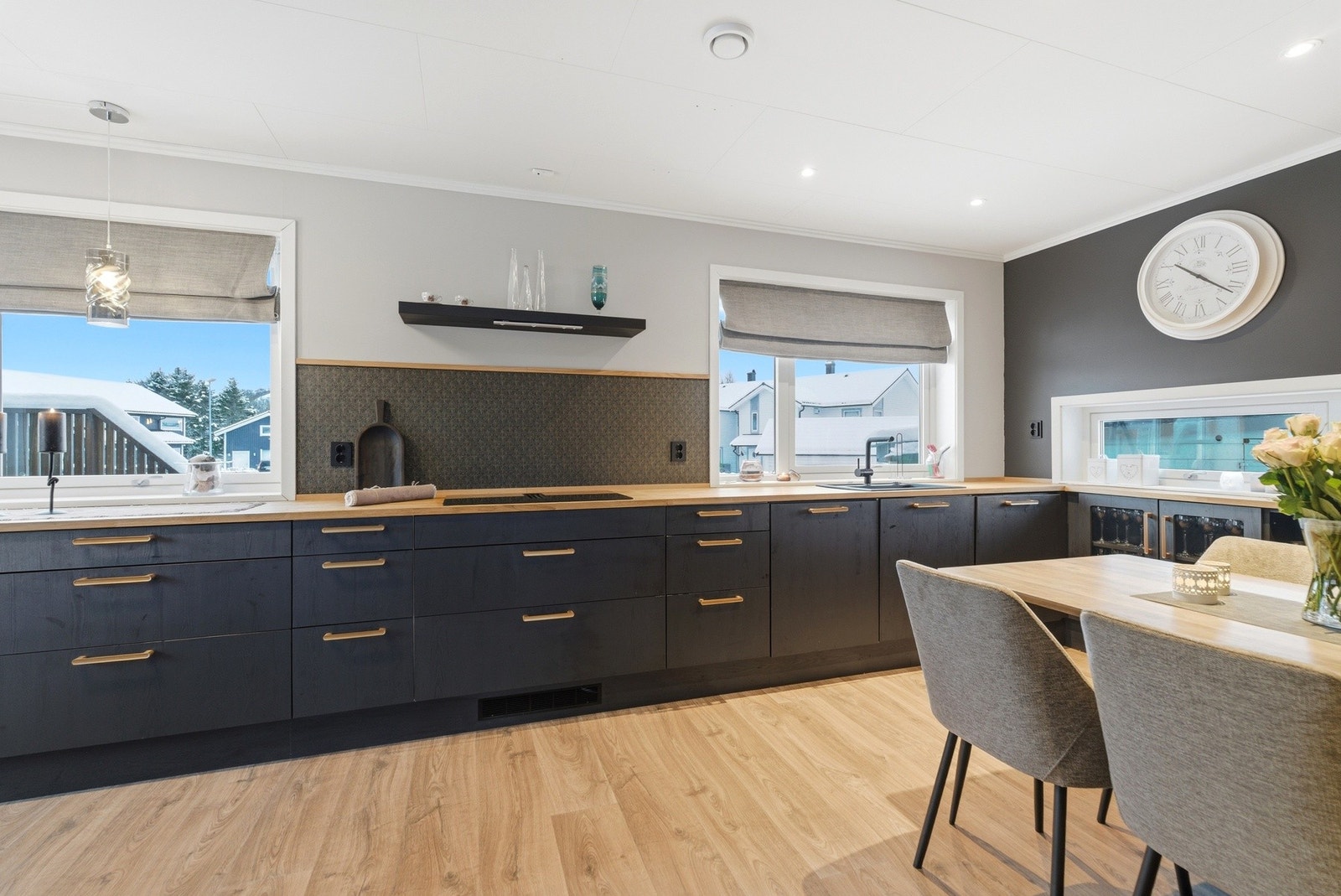 Vinduer som slipper inn godt med naturlig lys. Galleribilde