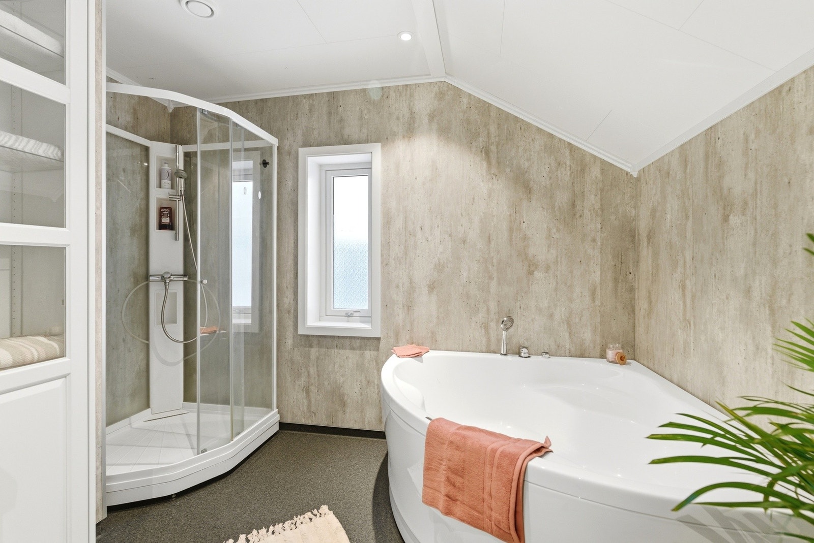 Baderomplater på vegg med "betonglook" og belegg på gulv. Galleribilde