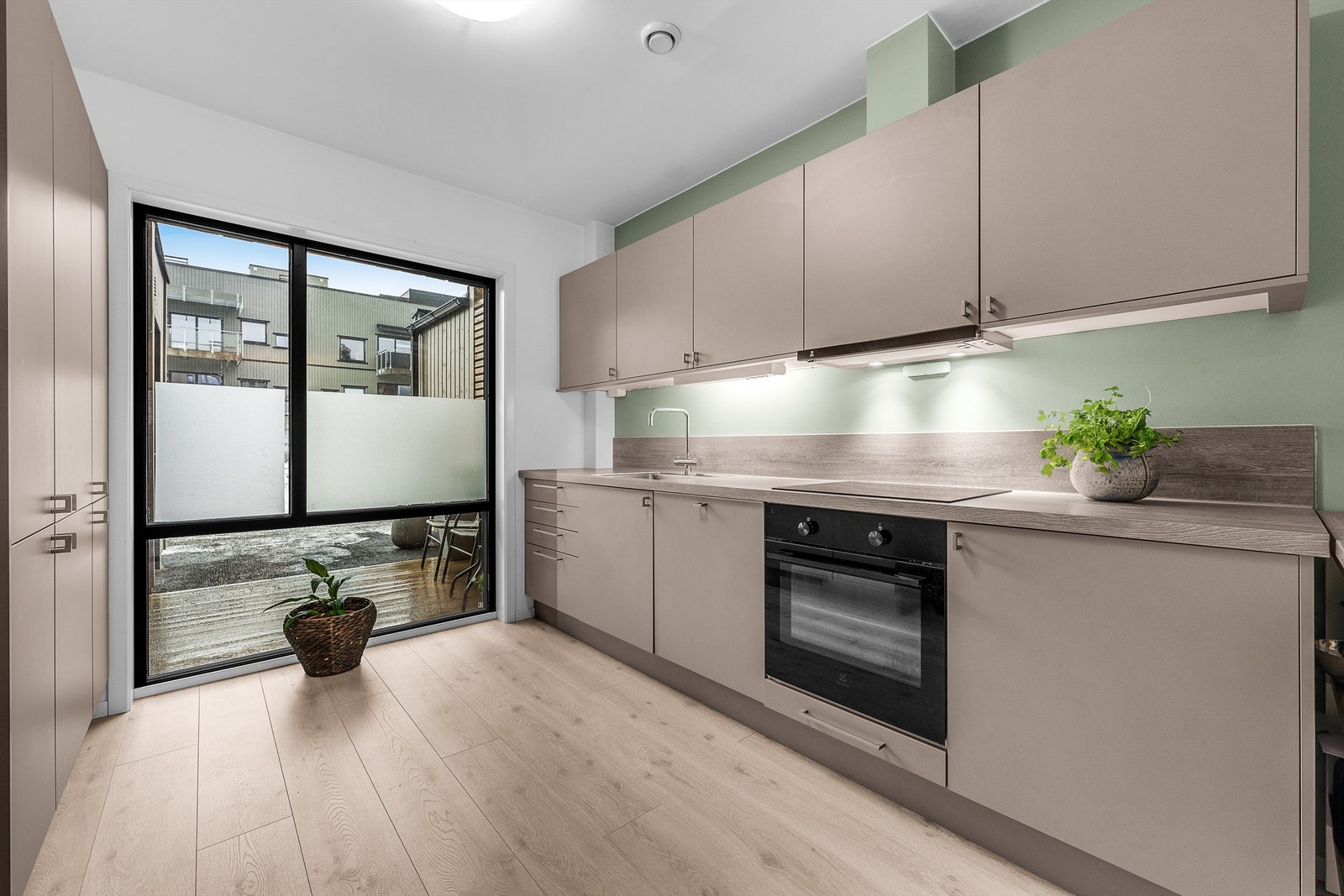 Hvitervarer medfølger salget: komfyr, platetopp, oppvaskmaskin og kjøleskap. Kjøkkenventilator med avtrekk rett ut. Galleribilde