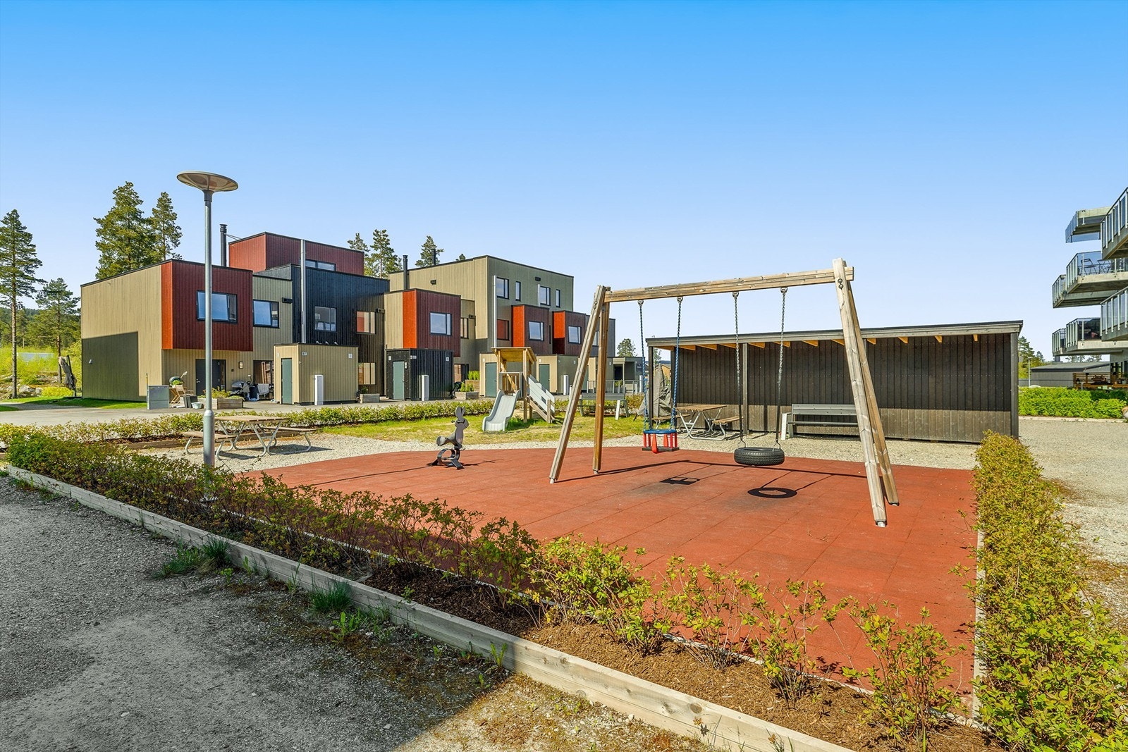 Ramstadåsen er et meget barnevennlig felt og med flere lekeplasser. Denne plassen er rett utenfor døren. Galleribilde