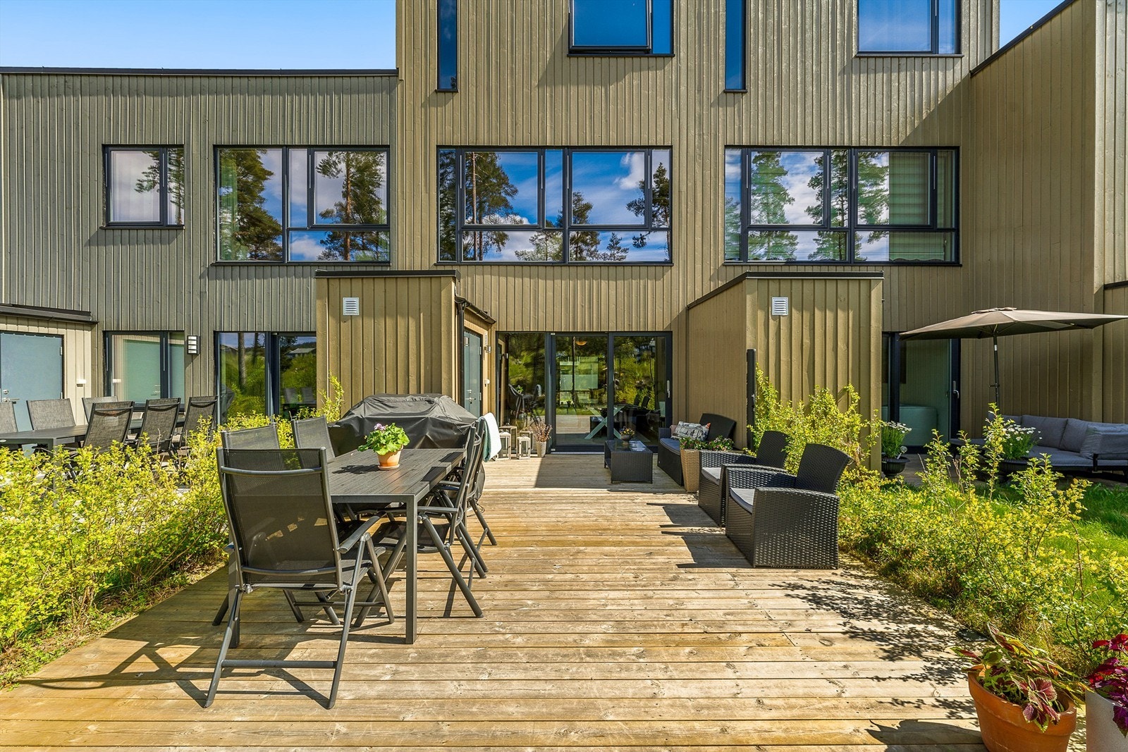 Boligen disponerer bod på fremsiden av huset og på baksiden av huset. Galleribilde