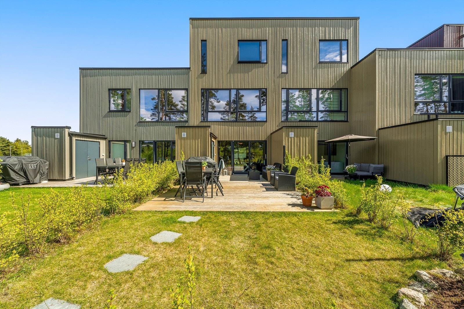 Solrik terrasse med optimale solforhold. Perfekt for late sommerdager! Galleribilde