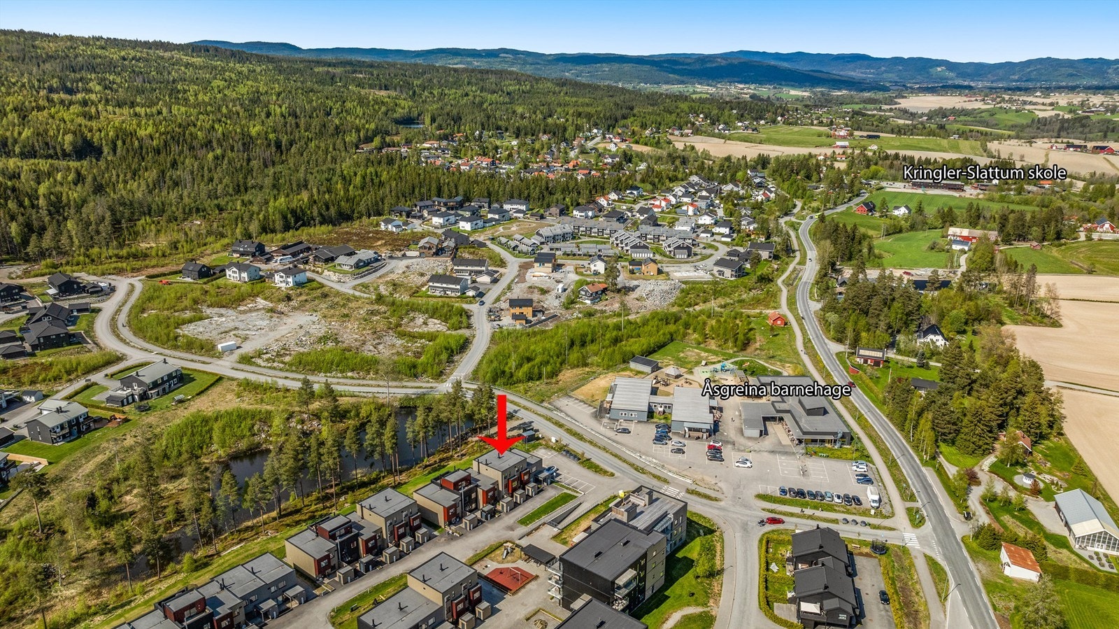 Gangavstand til barnehage og barneskolen. Kort vei til skogen med meget gode tur- og rekreasjonsmuligheter sommer som vinter. Galleribilde