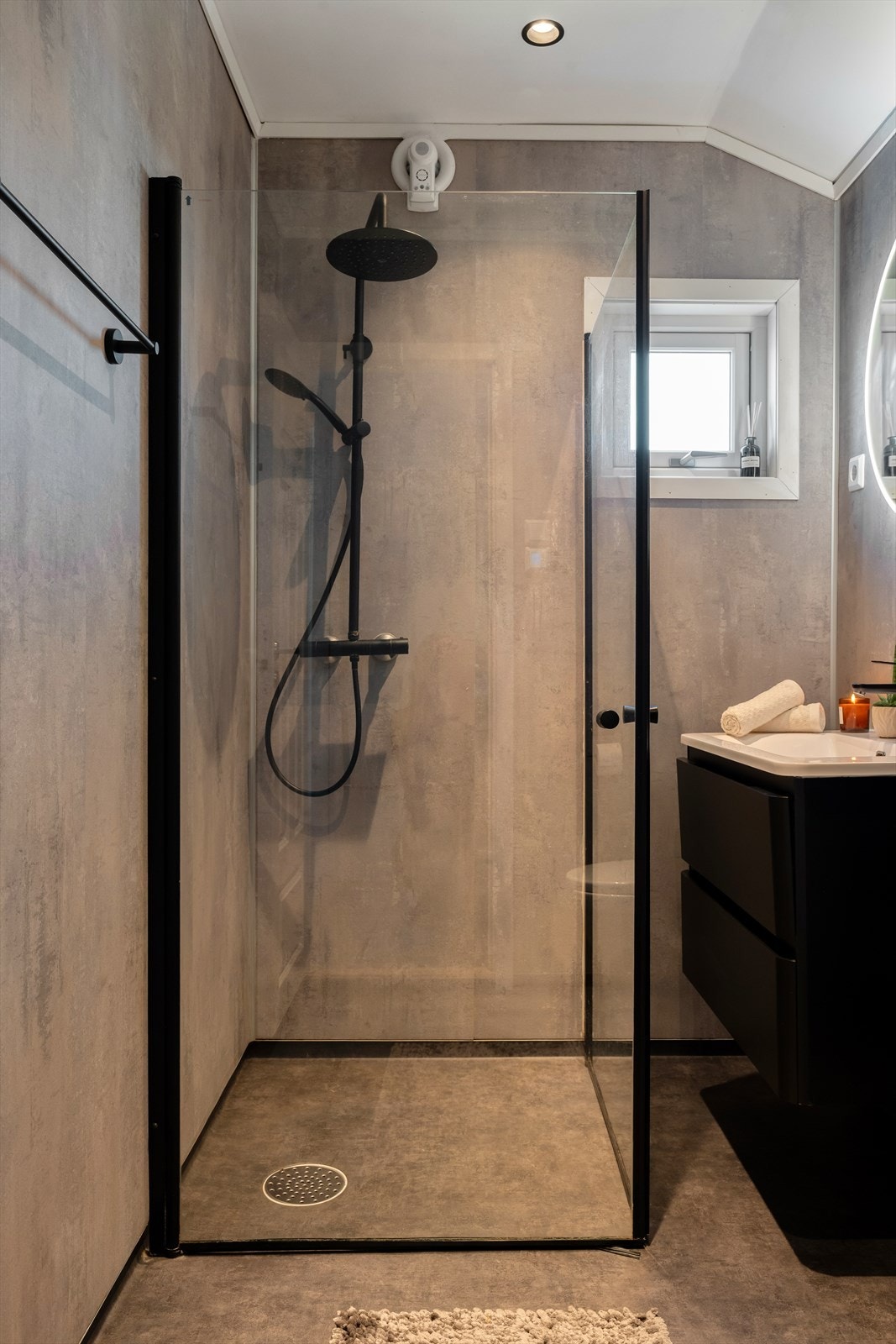 Inneholder toalett, dusjhjørne og innredning m/servant. Galleribilde