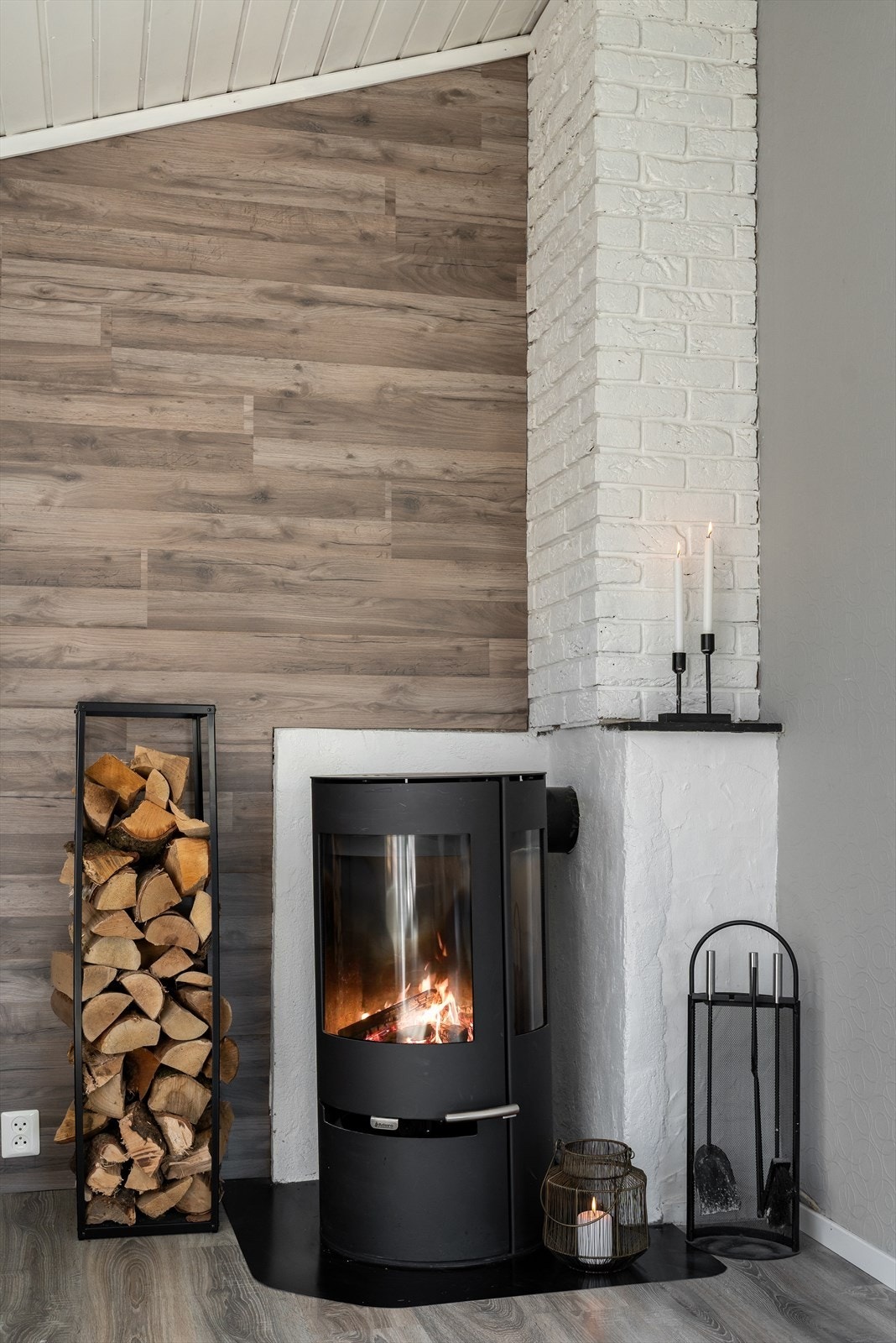 Vedfyring og varmepumpe som sikrer deg en behagelig innetemperatur. Galleribilde