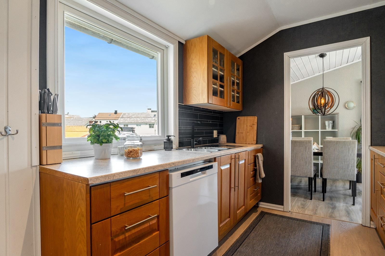 Pen kjøkkeninnredning med god skap- og benkeplass til alt av kjøkkenutstyr en skulle trenge. Galleribilde