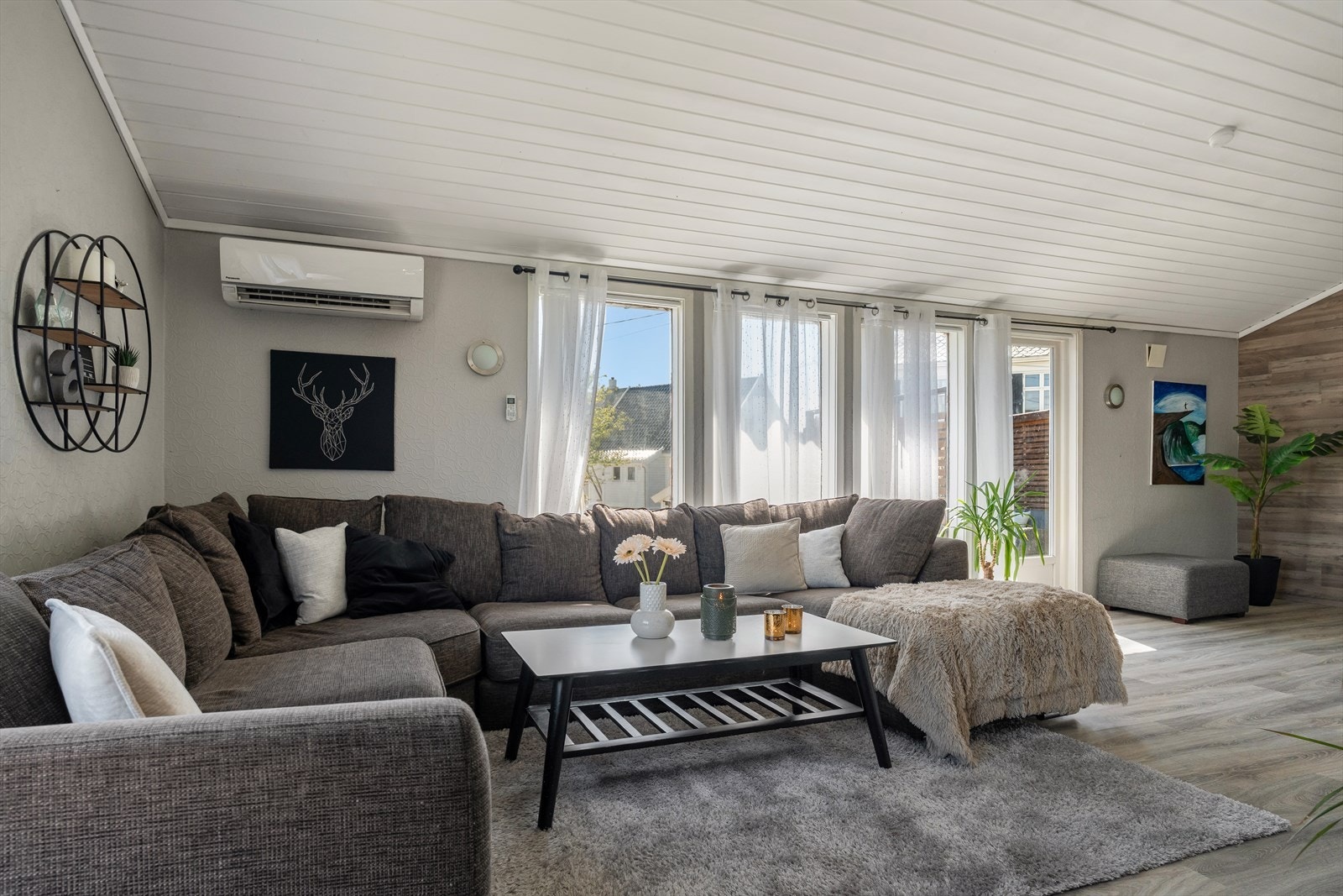 Her har en store vindusflater som gir godt med naturlig lysinnslipp Galleribilde