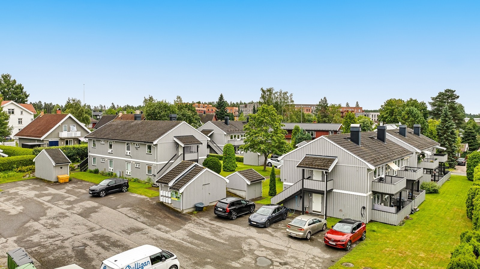 Utvendig parkeringsplass. Ellers godt med gjesteparkering. Galleribilde